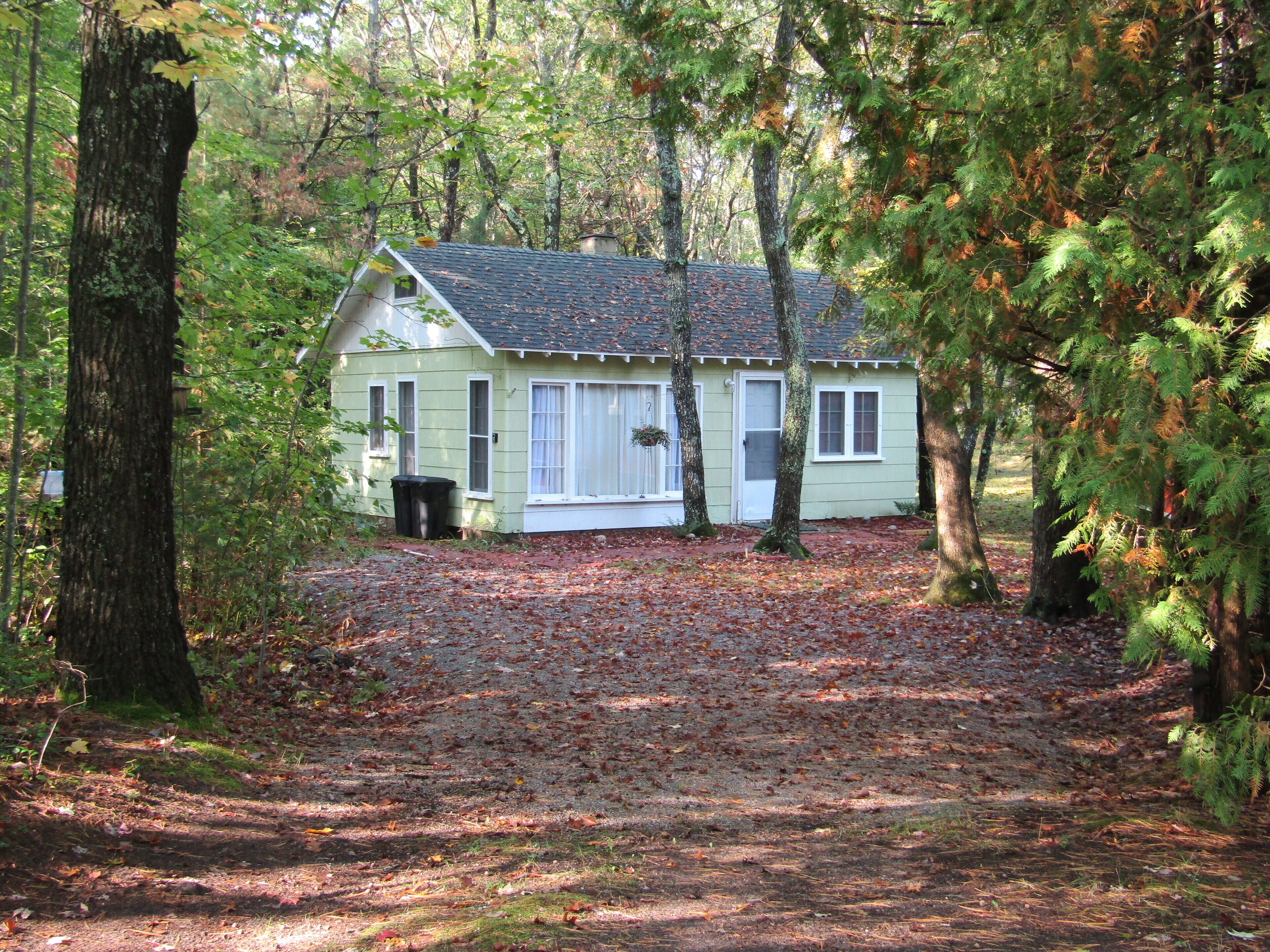 Quaint Little Cottage in Oscoda near Lake Huron access!