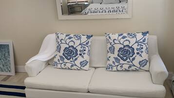 2 bedrooms, desk, iron/ironing board, WiFi