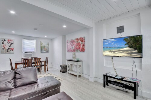 Down Town Delray, near Ave and beach, Free parking