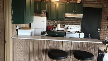 Een koelkast, een microgolfoven, een oven, een kookplaat