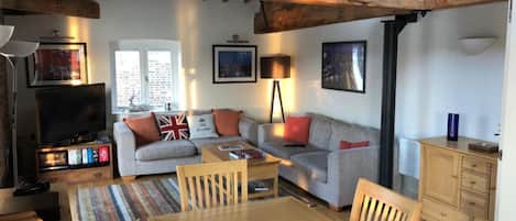 Appartement, meerdere bedden | Woonkamer | Een 30-inch televisie met digitale zenders