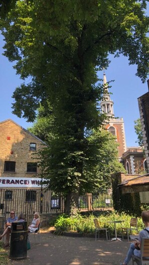Ein Gebäude mit einem Schild, auf dem 'REFRANCE' steht, und ein großer Baum davor.