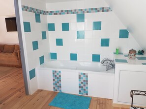Combined shower/bathtub, hair dryer, towels, soap