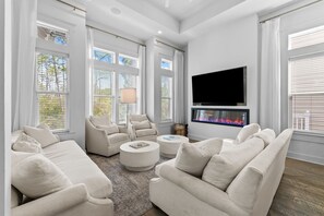 Smart-TV, Kamin, Stereoanlage