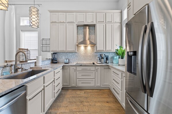 Kühlschrank, Mikrowelle, Ofen, Geschirrspüler