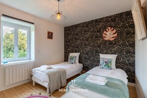 5 bedrooms, desk, iron/ironing board, travel cot