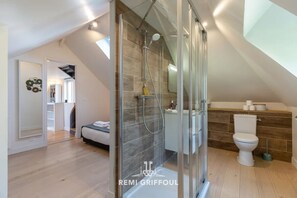 Badekar, hårføner, håndklær og såpe