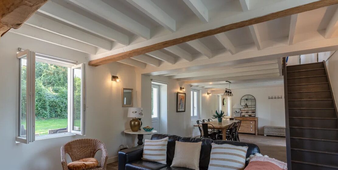 Televisie, een tafeltennistafel, boeken en een printer