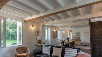 Télévision, table de tennis de table, livres, imprimantes