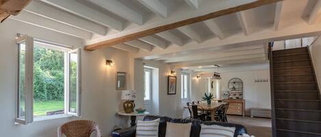 TV, bordtennis, bøker og printere