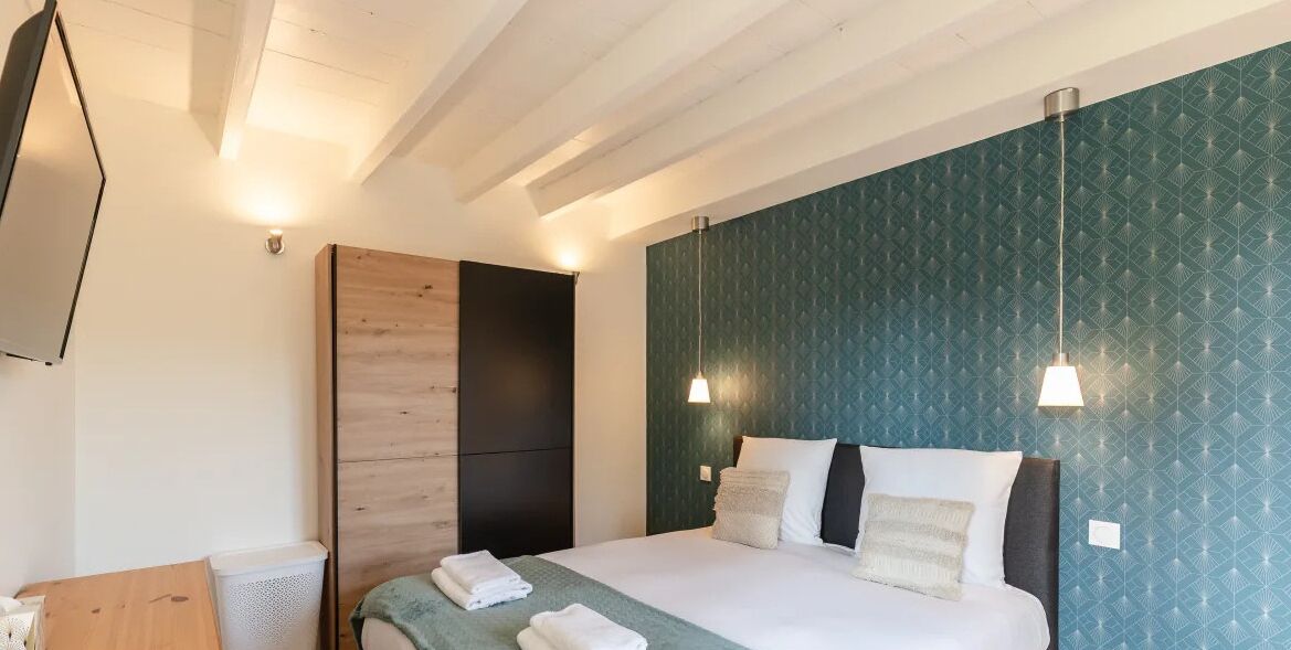 5 chambres, bureau, fer et planche à repasser, lit parapluie