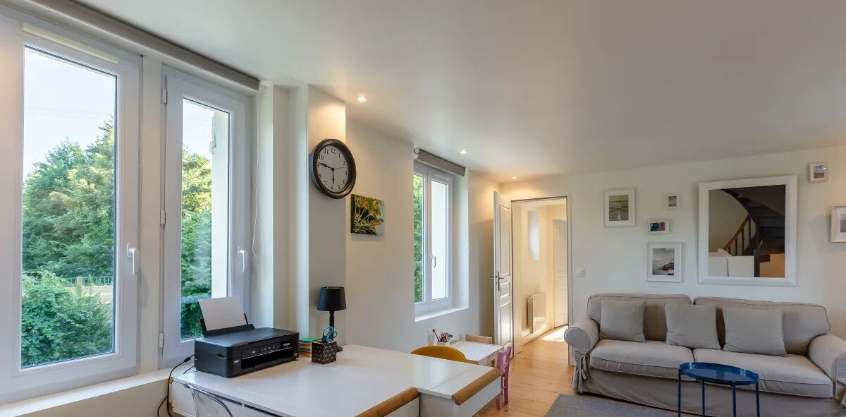 Télévision, table de tennis de table, livres, imprimantes