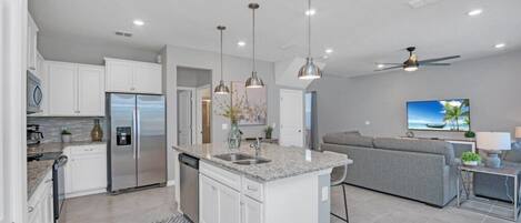 Microondas, horno, lavavajillas, cafetera/tetera