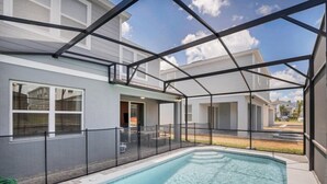 Una piscina coberta amb vistes a un edifici residencial.