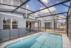 Lämmitetty uima-allas