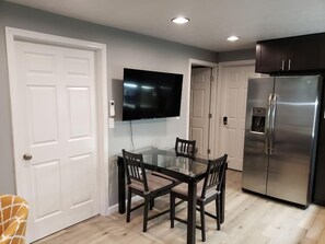 Dining - Retreat on the Ravine (Bloomington)