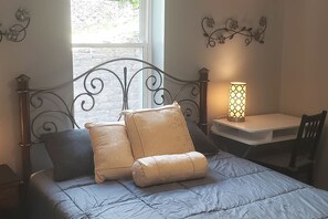 1 bedroom, iron/ironing board, free WiFi, bed sheets - Retreat on the Ravine (Bloomington)