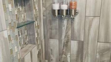 Ensemble douche/baignoire, sĂšche-cheveux, serviettes fournies, savon