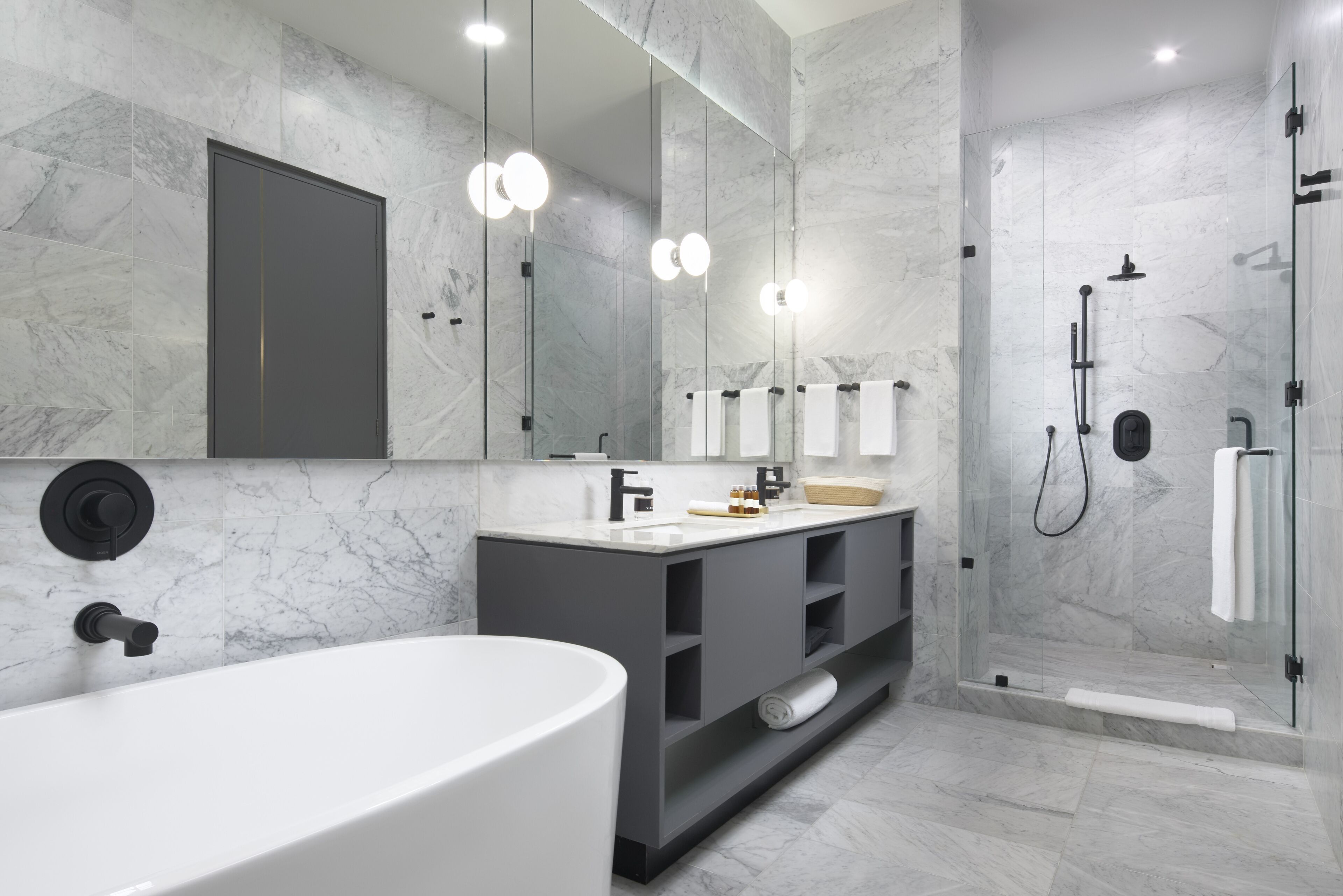 Bañera y ducha independientes, artículos de tocador de diseñador
