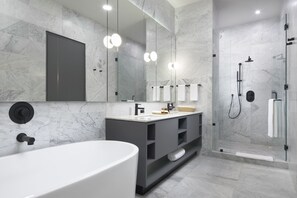 Exquisite Apartment | Badkamer | Een aparte badkuip en douche, designer toiletartikelen, een haardroger