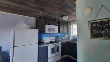 Refrigerador, cafetera y tetera y utensilios de cocina