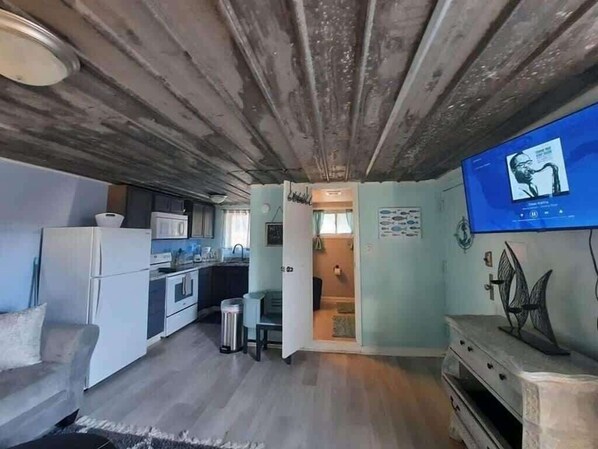 Una televisión, una oficina