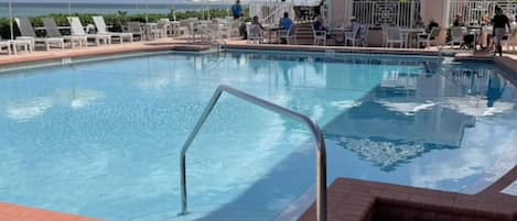 Utomhuspool och uppvärmd pool