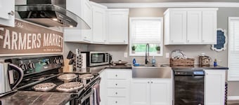 The Lantana Tiny Home ~ Relaxing Cottage in the woods ~ NEW HOT TUB
