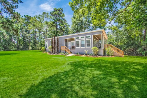 The Lantana Tiny Home  ~ Cottage in the Woods ~ NEW HOT TUB & DOGGY PLAY YARD