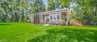 The Lantana Tiny Home  ~ Relaxing Cottage in the woods ~ NEW HOT TUB 