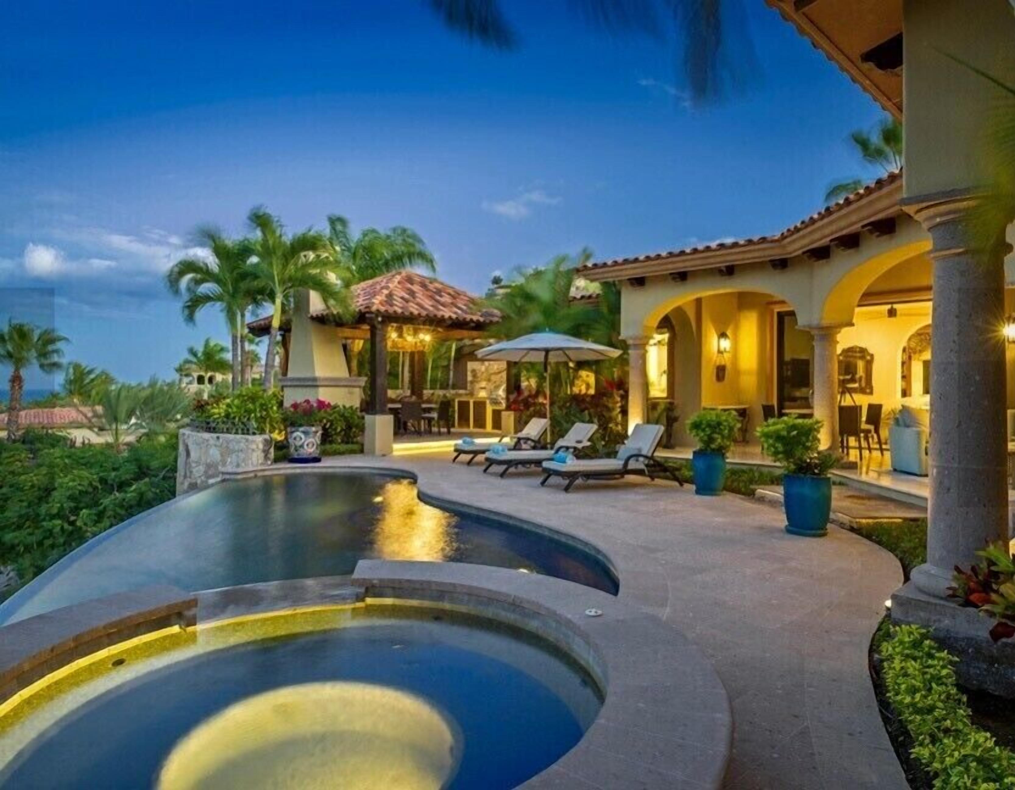 Una piscina al aire libre, una piscina con borde infinito