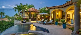 Gorgeous Villas Del Mar Seaview villa. Private Pool, Golf Cart, Swimmable Beach
