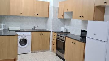 Jääkaappi, mikroaaltouuni, uuni, liesi