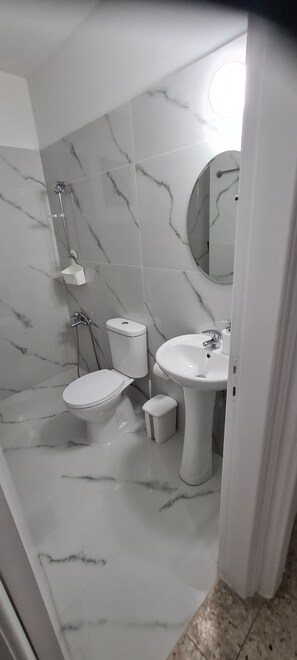 Doccia, asciugamani, sapone, carta igienica