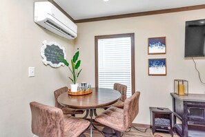 Dining - Bluebonnet Tiny Home ~ HOT TUB (Willis)