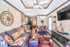 Televisor intel·ligent i llibres 