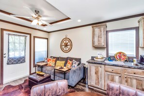 Televisor intel·ligent i llibres 