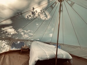1 bedroom, bed sheets