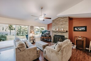 TV, fireplace, DVD player, computer monitors - Silver Lake Cabin #47 - Lakefront - Wi-Fi - F/P (Maple Falls)