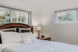 3 bedrooms, WiFi, bed sheets - Silver Lake Cabin #47 - Lakefront - Wi-Fi - F/P (Maple Falls)