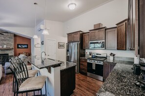 Fridge, microwave, oven, stovetop - Silver Lake Cabin #47 - Lakefront - Wi-Fi - F/P (Maple Falls)