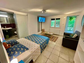 1 chambre, bureau, fer et planche à repasser, lit parapluie