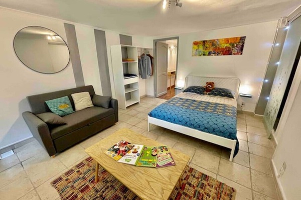 1 camera, una scrivania, ferro/asse da stiro, culla da viaggio