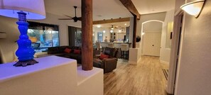 TV connectée, livres, chaîne hi-fi