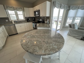 冷蔵庫、電子レンジ、オーブン、食器洗い機