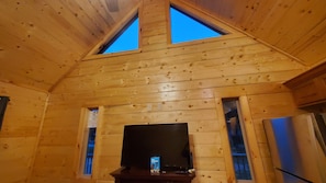 Interior - 5 min to train/downtown. 1 min to GSMNP. Hot tub. Right next to Deep Creek<br> (Bryson City)