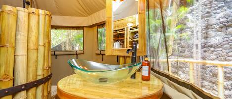 Douche, articles de toilette écologiques, serviettes fournies, savon