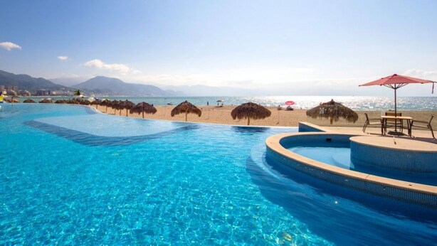 Pool - Stunning views over the bay from Grand Venetian  (Puerto Vallarta)