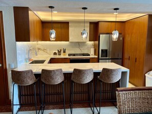 Refrigerador, microondas, horno y parrilla de estufa 