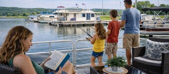 "Driftwood" Cozy Houseboat on the Water for 2